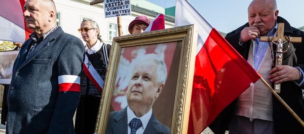 Supporters of the ruling Law and Justice party (PiS) attend a ceremony marking the seventh anniversary of the presidential plane crash in Smolensk, in front of the presidential palace in Warsaw, on April 10, 2017 Supporters of the ruling Law and Justice party (PiS) attend a ceremony marking the seventh anniversary of the presidential plane crash in Smolensk, in front of the presidential palace in Warsaw, on April 10, 2017 - Sputnik International