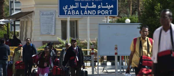 Tourists from India arrive in Egypt after crossing the Taba Land Port on February 18, 2014 - Sputnik International
