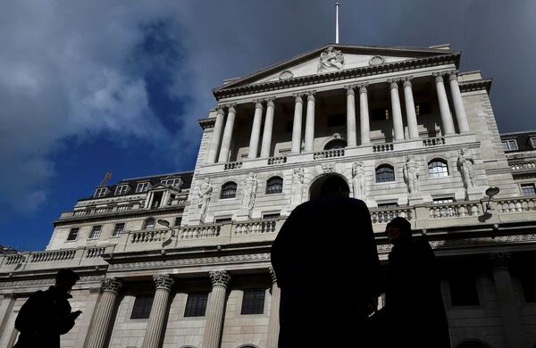 City workers walk past the Bank of England in the City of London, Britain, March 29, 2016.  - Sputnik International