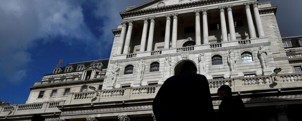 City workers walk past the Bank of England in the City of London, Britain, March 29, 2016. - Sputnik International