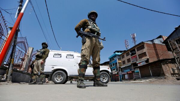 Indian policemen guard a deserted street during restrictions in downtown Srinagar April 10, 2017 - Sputnik International