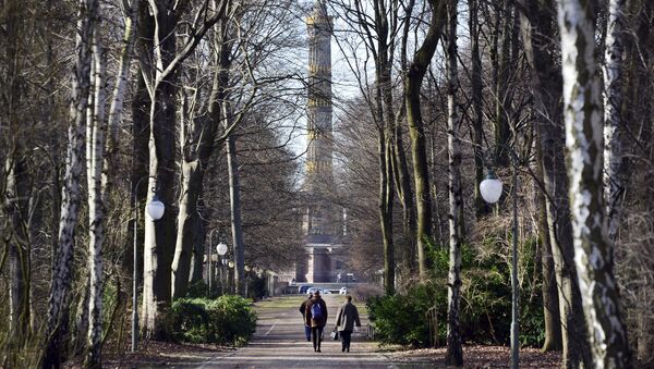 People take a stroll at Tiergarten park in Berlin, Saturday, March 4, 2017 - Sputnik International