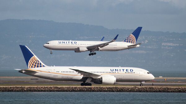 A United Airlines Boeing 787 taxis as a United Airlines Boeing 767 lands at San Francisco International Airport, San Francisco, California, U.S. on February 7, 2015 - Sputnik International