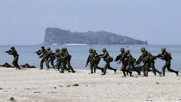 U.S. and Philippine marines storm the beach as they simulate an amphibious landing  - Sputnik International