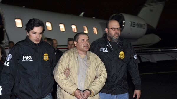In this Jan. 19, 2017 file photo provided by U.S. law enforcement, authorities escort Joaquin El Chapo Guzman - Sputnik International
