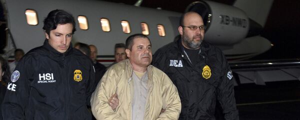 In this Jan. 19, 2017 file photo provided by U.S. law enforcement, authorities escort Joaquin El Chapo Guzman - Sputnik International