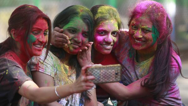 Indian girls take selfie as they celebrate Holi, the Hindu festival of colors, in Mumbai, India, Monday, March 13, 2017 - Sputnik International
