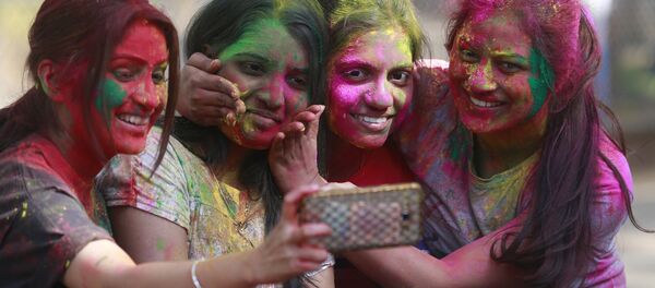 Indian girls take selfie as they celebrate Holi, the Hindu festival of colors, in Mumbai, India, Monday, March 13, 2017 Indian girls take selfie as they celebrate Holi, the Hindu festival of colors, in Mumbai, India, Monday, March 13, 2017 - Sputnik International