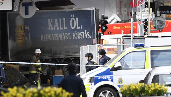 Police cordons the truck which crashed into the Ahlens department store at Drottninggatan in central Stockholm, April 7, 2017 - Sputnik International