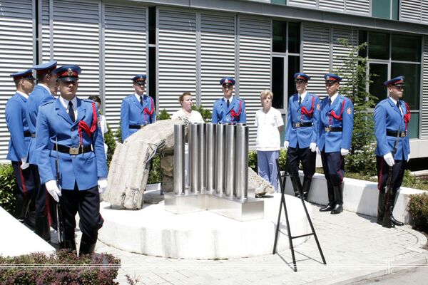 Laying wreaths at the memorial to the victims killed in bombing of KBC Dr Dragisa Misovic Laying wreaths at the memorial to the victims killed in bombing of KBC Dr Dragisa Misovic - Sputnik International