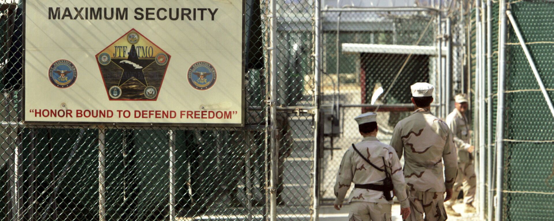 US military guards walk within Camp Delta military-run prison, at the Guantanamo Bay US Naval Base, Cuba. - Sputnik International, 1920, 12.02.2021