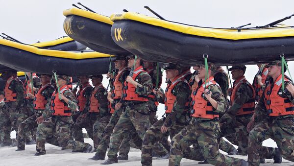 Navy SEAL trainees carry inflatable boats at the Naval Amphibious Base Coronado in Coronado, Calif. In a highly unusual move, the training death of an aspiring Navy SEAL, 21-year-old Seaman James Derek Lovelace, has been ruled a homicide by the San Diego County Medical Examiner - Sputnik International