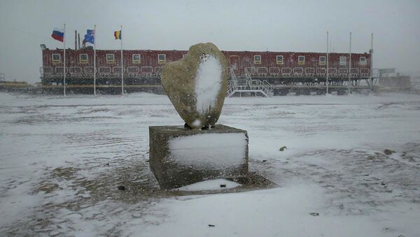 China's Xinhua News Agency released this photo, the first snowfall in 2006 hits China's Zhongshan Station in Antarctica on Tuesday, Jan. 24, 2006 - Sputnik International