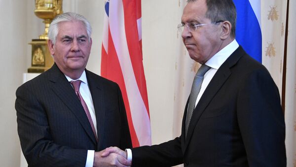 Russian Foreign Minister Sergei Lavrov (R) welcomes US Secretary of State Rex Tillerson before a meeting in Moscow on April 12, 2017 - Sputnik International