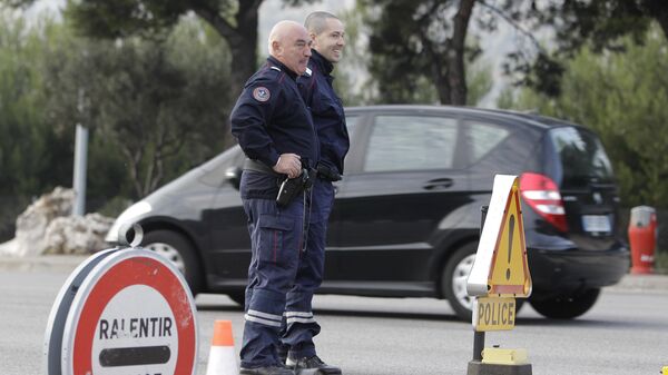 French custom officers keep watch on cars in La Turbie, southeastern France, near the Franco-Italian border, in spite of the EU's passport-free zone Schengen, as security measures are taken ahead of the G20 Summit of Cannes, Monday, Oct.31, 2011.  - Sputnik International