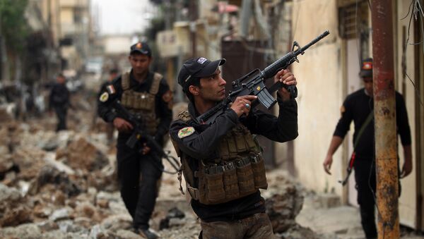 Iraqi counter-terrorism service (CTS) forces advance towards the Sekak neighbourhood in western Mosul on April 11, 2017, during the ongoing offensive to retake the city from Islamic State (IS) group jihadists - Sputnik International