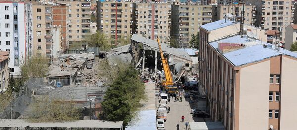 A damaged building is seen after an explosion at a police compound in the southeastern city of Diyarbakir, Turkey, April 11, 2017 - Sputnik International