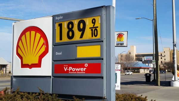 A sign shows the price of gasoline at a Shell station near downtown Detroit on Thursday, Jan. 1, 2015. - Sputnik International