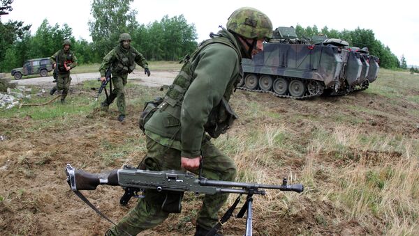 Lithuanian soldiers take part in a field training exercise during the first phase Saber Strike 2014, at the Rukla military base, Lithuania, on June 14, 2014 - Sputnik International