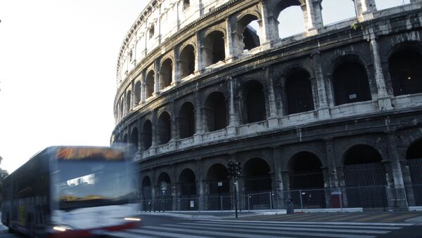 Rome has begun a traffic ban to protect ancient glories from modern perils, allowing only buses, taxis, bicycles and pedestrians to go down the boulevard that runs between the Roman forums and curves around the Colosseum. - Sputnik International