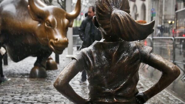 Fearless Girl stares down Charging Bull statue in Chicago - Sputnik International