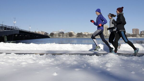Runners make their way along a path next to the Charles River, Sunday, Jan. 8, 2017, in Boston - Sputnik International