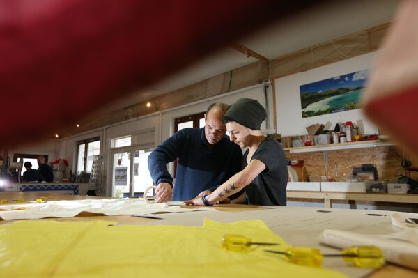 Mohammed Alsahani and his Coastworxx co-worker - Sputnik International