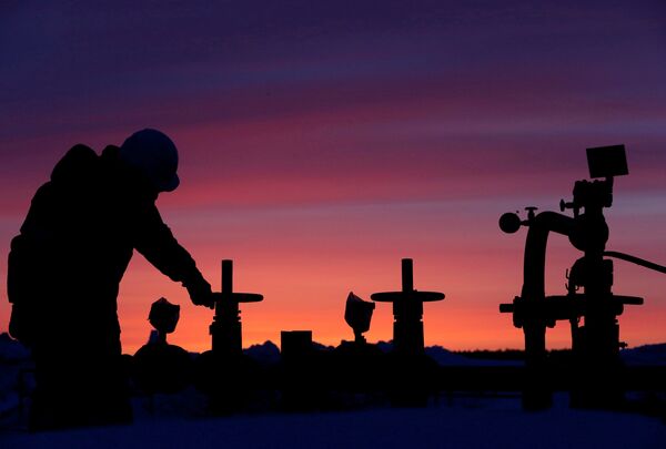 A worker checks the valve of an oil pipe at an oil field owned by Russian state-owned oil producer Bashneft near the village of Nikolo-Berezovka, northwest of Ufa, Bashkortostan, Russia. File photo. A worker checks the valve of an oil pipe at an oil field owned by Russian state-owned oil producer Bashneft near the village of Nikolo-Berezovka, northwest of Ufa, Bashkortostan, Russia. File photo. - Sputnik International