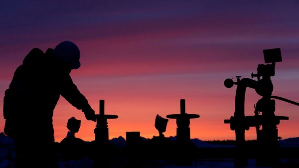 A worker checks the valve of an oil pipe at an oil field owned by Russian state-owned oil producer Bashneft near the village of Nikolo-Berezovka, northwest of Ufa, Bashkortostan, Russia. File photo. - Sputnik International