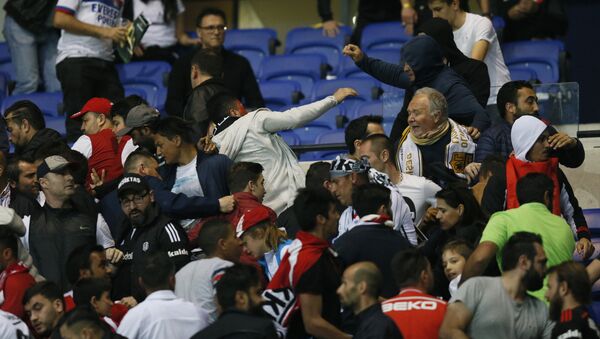 Besiktas and Lyon football fans clash in the stands, 2017 - Sputnik International