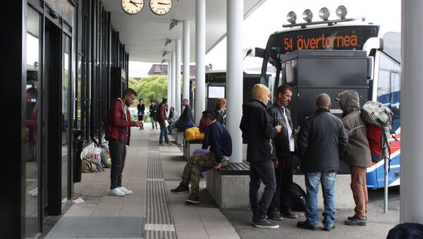 Migrants wait for a bus at the shared bus station of the northern Swedish town Haparanda and its Finnish twin town Tornio on the Swedish-Finnish border (Photo used for illustration purpose) - Sputnik International