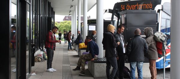 Migrants wait for a bus at the shared bus station of the northern Swedish town Haparanda and its Finnish twin town Tornio on the Swedish-Finnish border on September 21, 2015. - Sputnik International