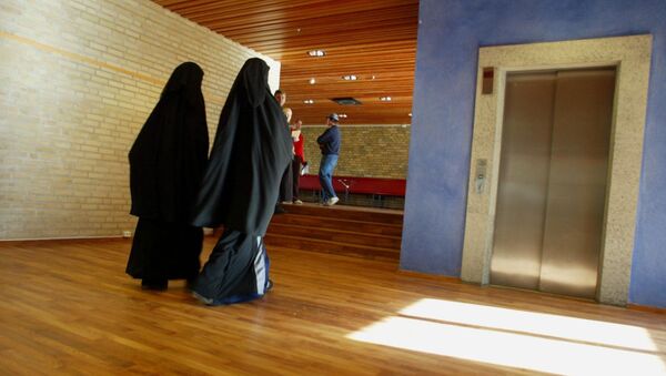 Two Muslim girls with burqas walking inside the Burgarden secondary school in the town of Gothenburg in western Sweden. (file) - Sputnik International