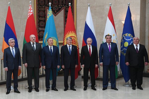 April 14, 2017. Russian President Vladimir Putin poses for photographs of the heads of state of the Collective Security Treaty Organization (CSTO) at the Ala-Archa residence in Bishkek. From left: President of Armenia Serzh Sargsyan, President of Belarus Alexander Lukashenko, President of Kazakhstan Nursultan Nazarbayev, President of Kyrgyzstan Almazbek Atambayev. Second right: President of Tajikistan Emomali Rahmon. April 14, 2017. Russian President Vladimir Putin poses for photographs of the heads of state of the Collective Security Treaty Organization (CSTO) at the Ala-Archa residence in Bishkek. From left: President of Armenia Serzh Sargsyan, President of Belarus Alexander Lukashenko, President of Kazakhstan Nursultan Nazarbayev, President of Kyrgyzstan Almazbek Atambayev. Second right: President of Tajikistan Emomali Rahmon. - Sputnik International