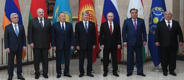 April 14, 2017. Russian President Vladimir Putin poses for photographs of the heads of state of the Collective Security Treaty Organization (CSTO) at the Ala-Archa residence in Bishkek. From left: President of Armenia Serzh Sargsyan, President of Belarus Alexander Lukashenko, President of Kazakhstan Nursultan Nazarbayev, President of Kyrgyzstan Almazbek Atambayev. Second right: President of Tajikistan Emomali Rahmon. April 14, 2017. Russian President Vladimir Putin poses for photographs of the heads of state of the Collective Security Treaty Organization (CSTO) at the Ala-Archa residence in Bishkek. From left: President of Armenia Serzh Sargsyan, President of Belarus Alexander Lukashenko, President of Kazakhstan Nursultan Nazarbayev, President of Kyrgyzstan Almazbek Atambayev. Second right: President of Tajikistan Emomali Rahmon. - Sputnik International