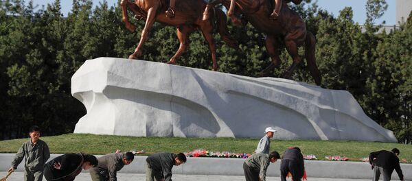 People sweep in front of statues of former North Korean leaders Kim Il Sung and Kim Jong Il in central Pyongyang, North Korea April 12, 2017. People sweep in front of statues of former North Korean leaders Kim Il Sung and Kim Jong Il in central Pyongyang, North Korea April 12, 2017. - Sputnik International