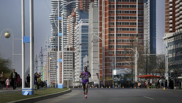 A participant of the Pyongyang marathon runs down Mirae Scientist Street on Sunday, April 9, 2017, in Pyongyang, North Korea. - Sputnik International
