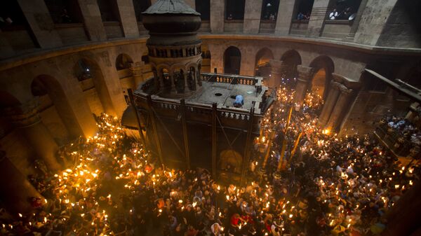 Christian Orthodox pilgrims hold candles during Holy Fire ceremony in the church of the Holy Sepulchre. (File) - Sputnik International
