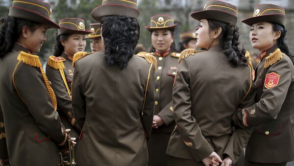 North Korean military band members chat before a military parade on Saturday, April 15, 2017 - Sputnik International