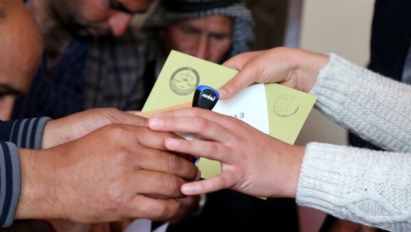 People hold ballot papers at a polling station during a referendum in the Kurdish-dominated southeastern city of Diyarbakir, Turkey - Sputnik International