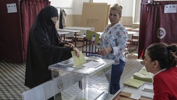 Voting at a polling station during the referendum in Istanbul - Sputnik International