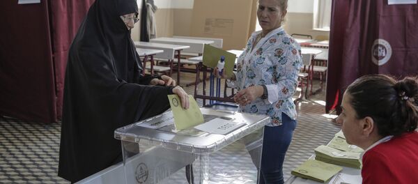 Voting at a polling station during the referendum in Istanbul - Sputnik International