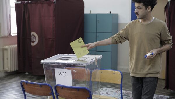 Voting at a polling station during the referendum in Istanbul - Sputnik International