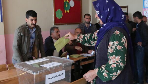 Voting at a polling station during the referendum in Diyarbakir - Sputnik International