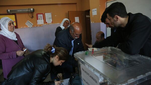 Voting at a polling station during the referendum in Diyarbakir - Sputnik International