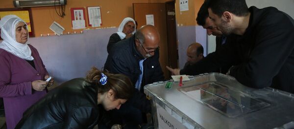 Voting at a polling station during the referendum in Diyarbakir - Sputnik International