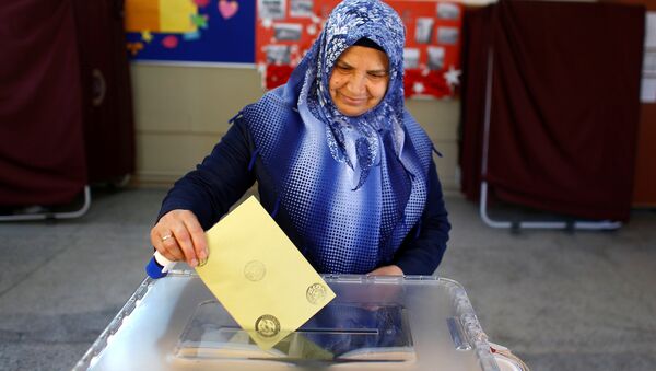 A woman casts her ballot at a polling station during a referendum Aegean port city of Izmir, Turkey - Sputnik International