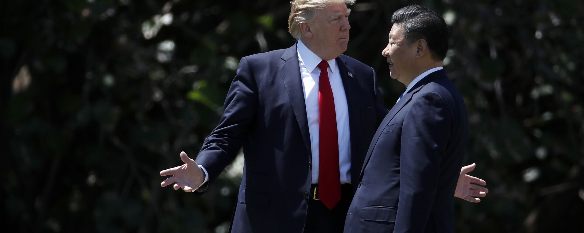 President Donald Trump gestures as he and Chinese President Xi Jinping walk together after their meetings at Mar-a-Lago in Palm Beach, Fla - Sputnik International, 1920, 06.03.2025