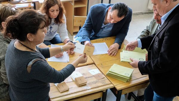 Emmanuel Macron said that preliminary results of the Turkish constitutional referendum is indicative of the country's movement toward authoritarianismпо поправкам в Конституцию, предусматривающим переход на президентскую систему правления - Sputnik International