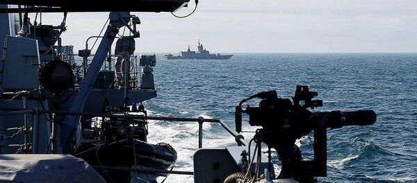 HMS Sutherland escorting Russian ships as they pass through the English Channel on route to the North Atlantic - Sputnik International